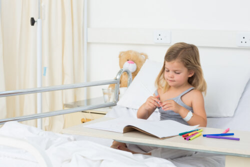 Fille à l'hôpital qui étudie sur un cahier.