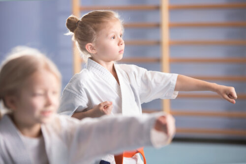 Niña aprendiendo judo en una de las actividades extraescolares a las que asiste.