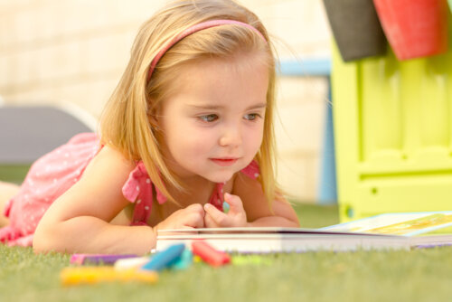 Niña leyendo un cuento.