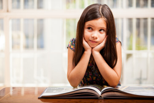 Niña leyendo uno de los libros sobre teatro para niños.