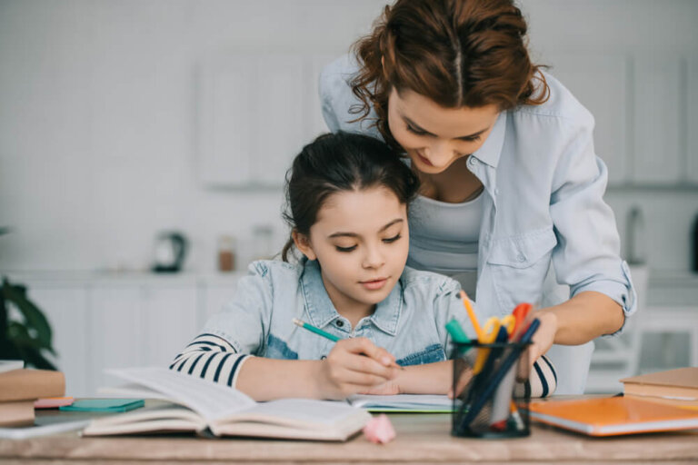 Cómo ayudar a hacer las tareas escolares (sin resolverlas tú)