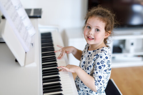 Niña tocando el piano para desarrollar su talento.