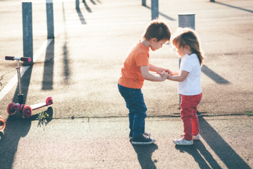 Niño ayudando a su hermana pequeña porque se ha caído.