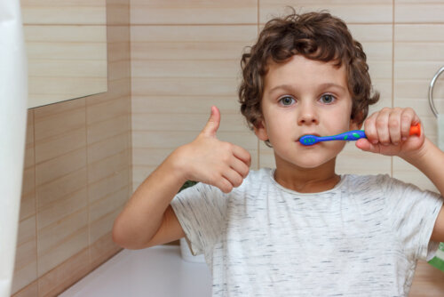Niño cepillándose los dientes gracias al juego 'el árbol de los logros'.