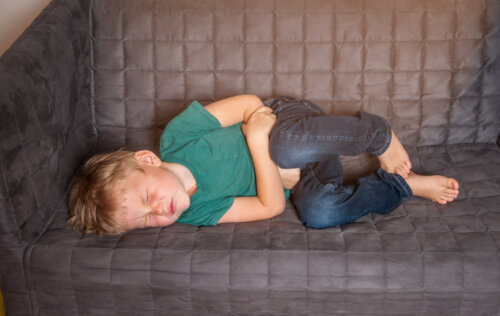 Niño con dolor de barriga debido a que sufre estreñimiento.