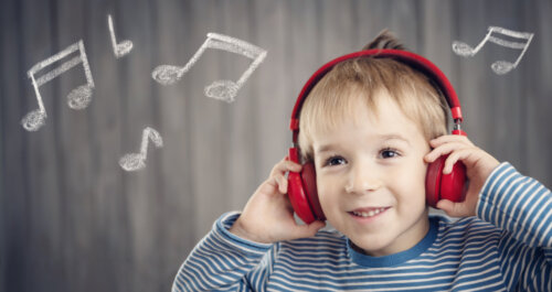 Niño escuchando música porque es beneficiosa para el desarrollo cognitivo infantil.
