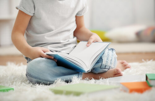 Niño leyendo uno de los libros de educación emocional.