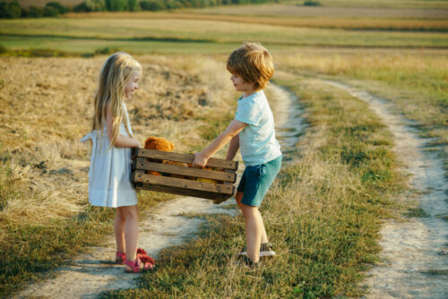 Niños recolectando en el campo pensando que es mejor el pueblo que la ciudad.