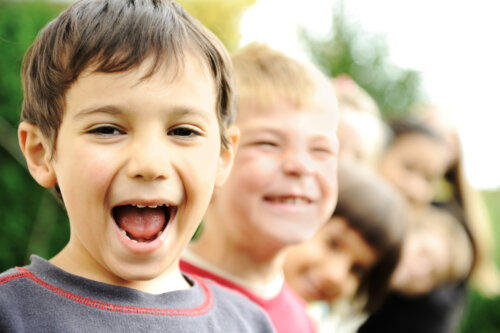 Niños sonriendo felices con una gran positividad.