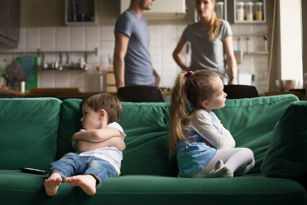 Frères et sœurs en colère après une conversation dans laquelle vous comparez vos enfants.
