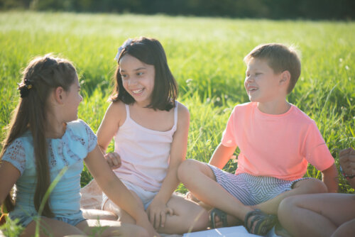 Niños en el campo jugando al juego del dragón y la tortuga.
