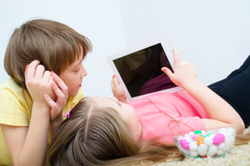 Niños leyendo en la tablet gracias a la plataforma Weeblebooks.