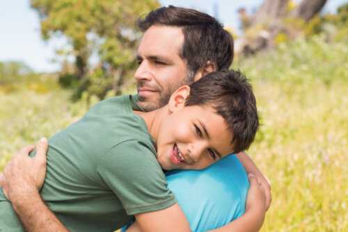 Hijo dando un abrazo a su padre.