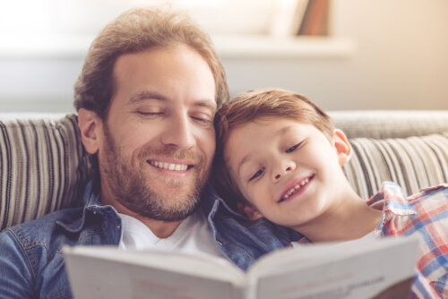 Padre e hijo leyendo un libro.