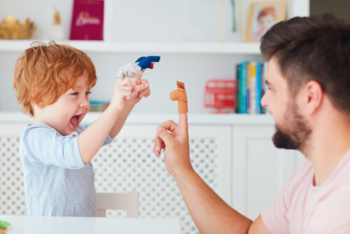 Padre jugando con su hijo.