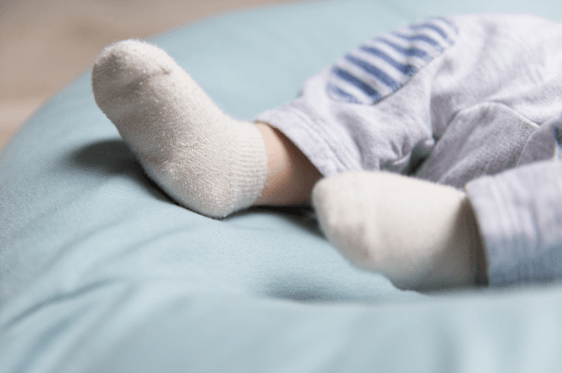 Pieds de bébé avec des chaussettes