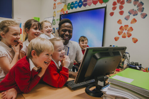 Enseignant créant une bonne ambiance de coexistence dans la classe avec ses élèves.