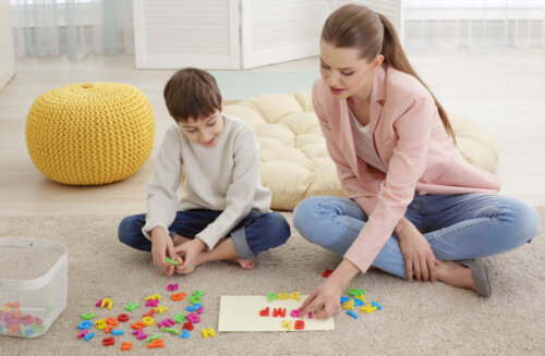 Psychologue pédagogique jouant avec un enfant.