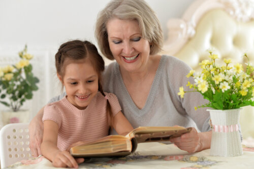 Abuela leyendo un libro con su nieta.