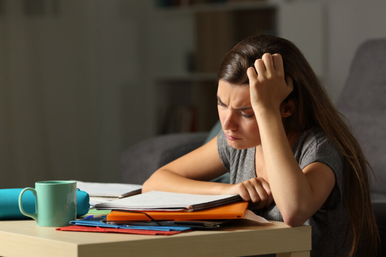 Cómo saber que tu hijo adolescente está agotado y estresado