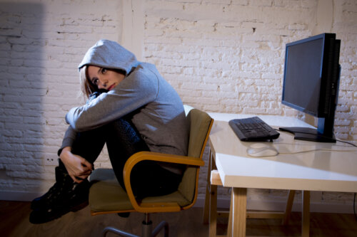 Adolescente preocupada por su imagen corporal debido a las tendencias peligrosas de redes sociales.