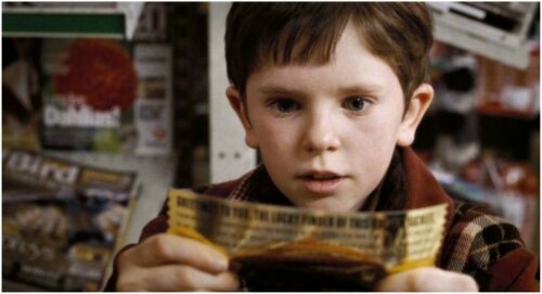 Charlie con il biglietto d'oro per visitare la fabbrica di Willy Wonka.