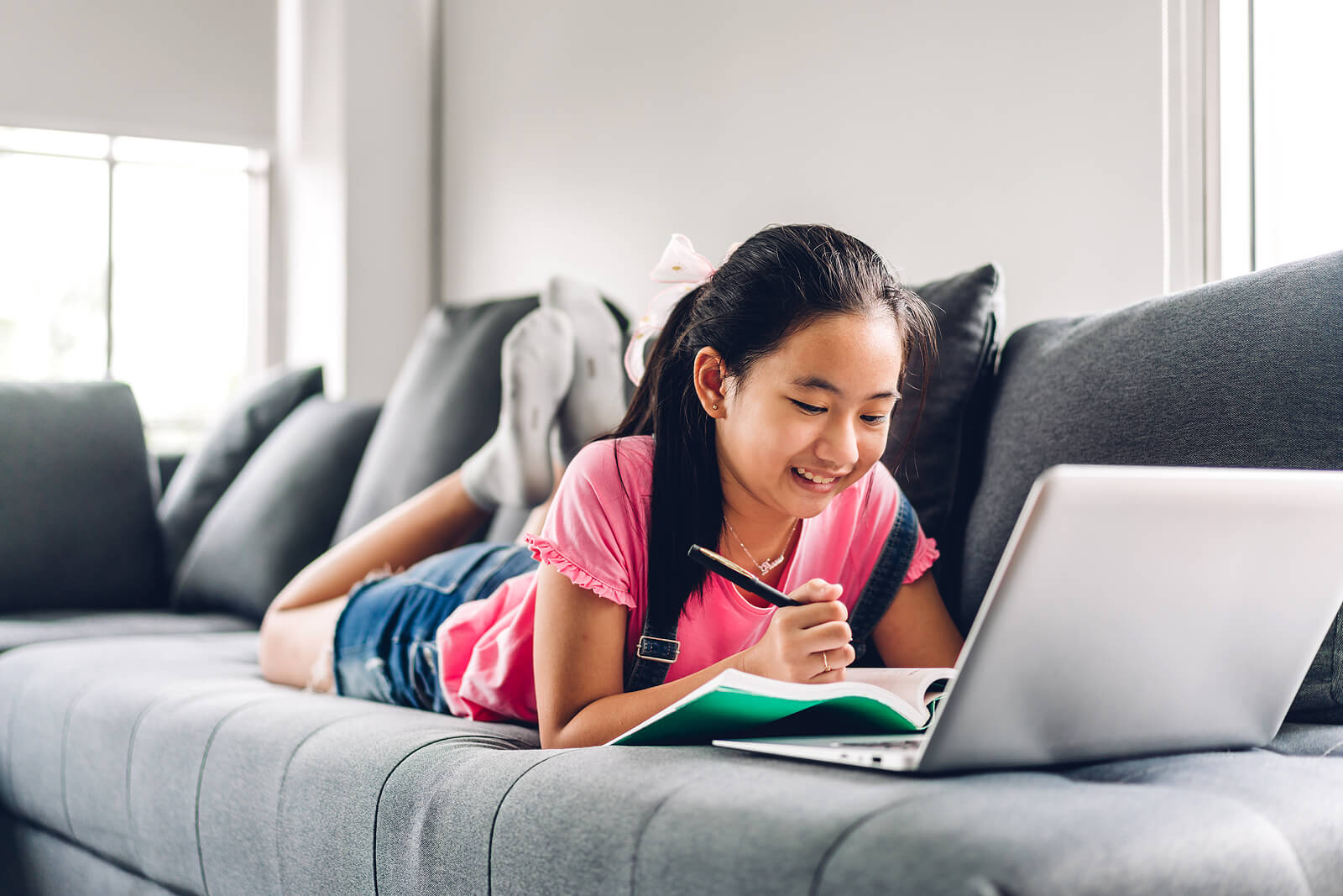 Chica estudiando en el sofá aplicando las técnicas de autorregulación del aprendizaje.