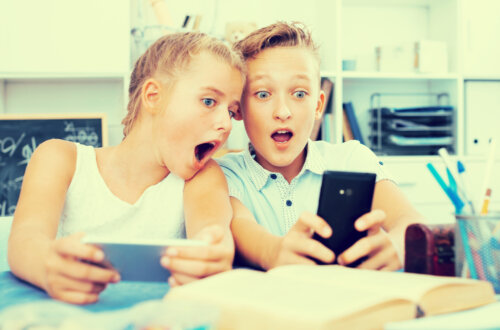Adolescentes viendo vídeos en el móvil a las personas que siguen en bookstagram.