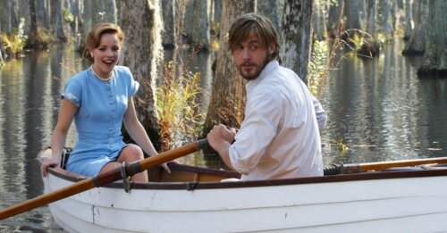 Protagonista de El Diario de Noa, una de las películas de amor más destacadas, dando un paseo en barca.