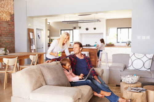 Familia en casa siguiendo las pautas para los padres que están con sus hijos 24 horas al día.