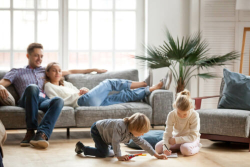 Familia en casa pasando tiempo de calidad juntos.