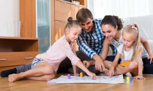 Familia jugando a juegos de mesa educativos para fomentar la lectura.