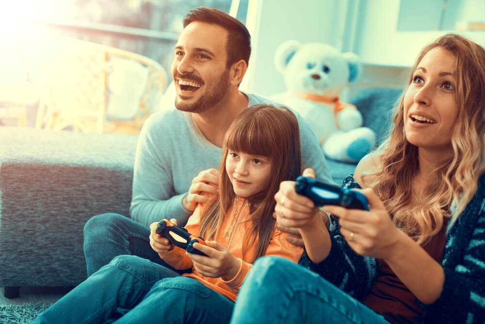 Familia jugando a videojuegos durante el aislamiento por el coronavirus.
