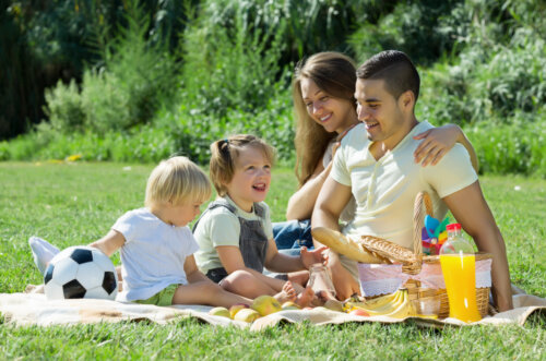 Familia de picnic en el campo.