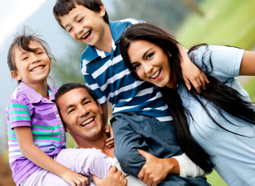 Familia feliz paseando por el campo.