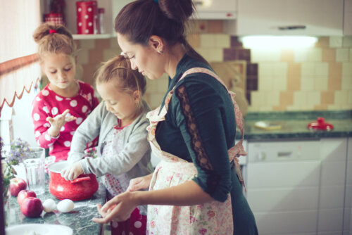 Hija ayudando a su madre en la cocina.