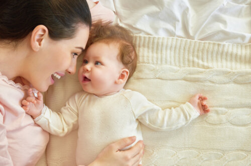 Mamá acompañado el sueño de su bebé en los tres primeros meses.