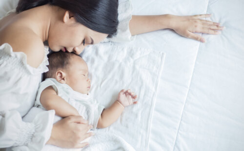 Una de las ventajas de dormir con los hijos es que favorece la lactancia.