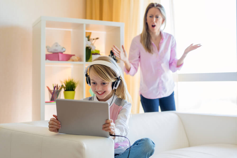 Madre sorprendida por la adicción a YouTube de su hija.