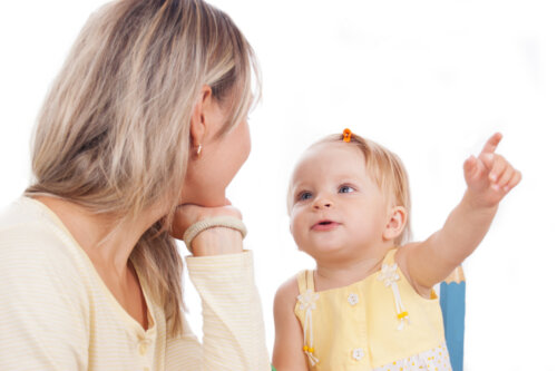 Madre hablando con su hija para estimular la fluidez verbal.