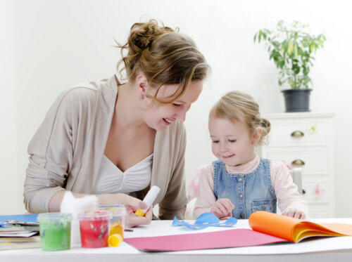 Madre e hija haciendo manualidades, una de las actividades que refuerzan la relación entre padres e hijos.