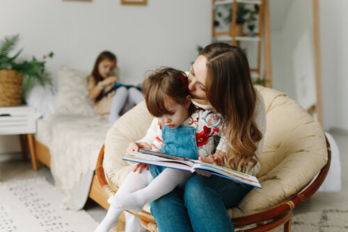 Madre e figlie che leggono libri e storie applicando le strategie coinvolte nella comprensione della lettura.