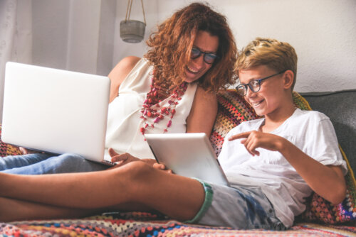 Madre e hijo viendo los contenidos de la iniciativa Aprendemos en casa.