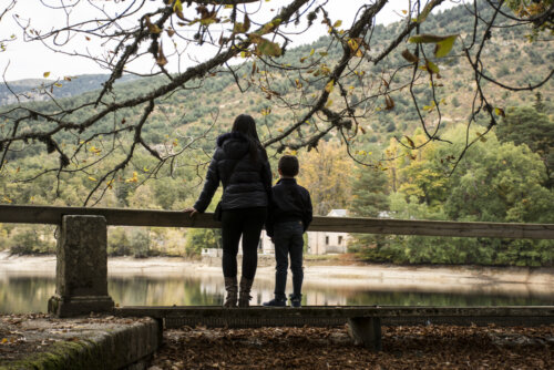 Madre con su hijo de excursión por el campo.