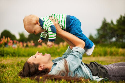 Madre jugando con su bebé intentando aprender a educar desde la mirada de un niño.