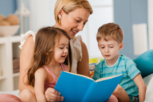 Madre leyendo a sus hijos libros infantiles para sobrellevar el aburrimiento en cuarentena.