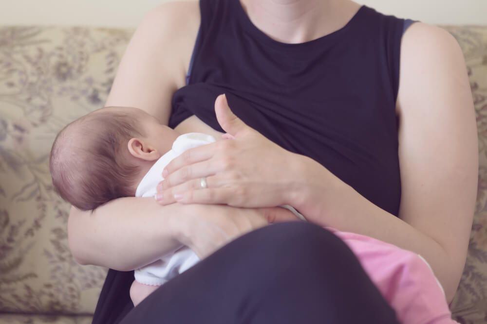 Mamá durante la lactancia dando el pecho a su bebé.