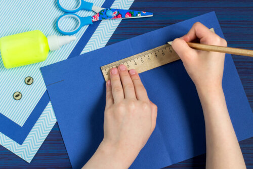 Niño haciendo manualidades para el Día del Padre.