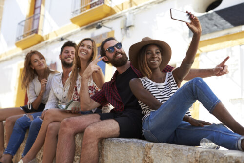 Millennials haciéndose un selfie.
