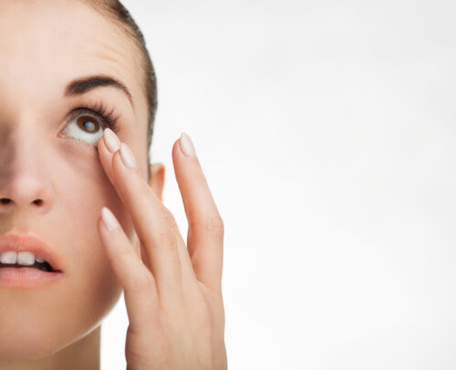 Mujer con una buena higiene de los ojos tras una obstrucción lagrimal.